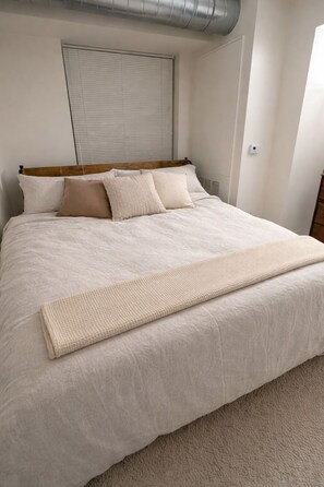 2 bedrooms, iron/ironing board, free WiFi, bed sheets - Cozy 2BR Apartment, 5 min to Rittenhouse Square, Easy Access to Stadiums! (Philadelphia)