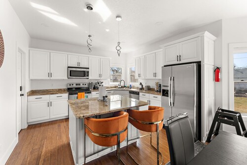 LUXURY 6-BEDROOM HOME FOR 16 GUESTS  Twin Cities, MN