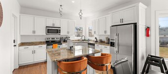 LUXURY 6-BEDROOM HOME FOR 16 GUESTS  Twin Cities, MN