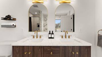 Douche, sèche-cheveux, serviettes fournies, savon
