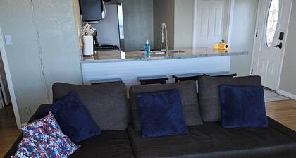 Lakefront! Folsom Lakefront home.
3-bedroom unit with AC lakefront Granite Bay