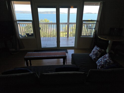 Lakefront!  Folsom Lakefront home. 
3-bedroom unit with AC lakefront Granite Bay