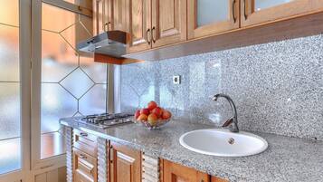 Fridge, microwave, dishwasher, cookware/dishes/utensils