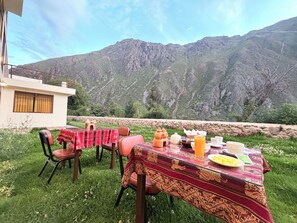 Outdoor dining - Boutique Inka Hotel (Ollantaytambo)