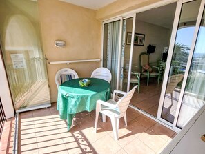Outdoor dining - Les Rivages de Coudoulière by Interhome (Six Fours La Coudoulière)