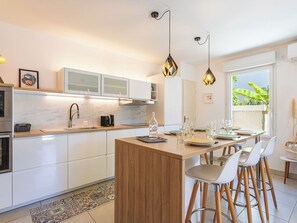 Fridge, microwave, oven, dishwasher - Apartment Lyloa by Interhome (Six Fours)