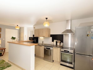 Fridge, microwave, oven, dishwasher - Les Orchidées by Interhome (Dinard)