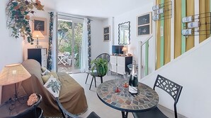 Ein gemütlicher Wohnbereich mit einer Couch, einem Esstisch und einem Balkon mit Blick.