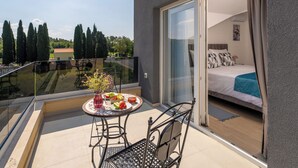 A balcony with a table, chairs, and a view of the countryside. - Mediterranee Oliva by Interhome (Poreč/Funtana)