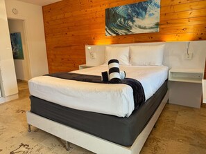 Een bureau, een strijkplank/strijkijzer, reisbedje, wifi