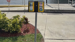 Una señal con el código P8, que indica un servicio de taxi acuático, con indicaciones hacia el Parque Conmemorativo Scott A. Winters y atracciones cercanas.