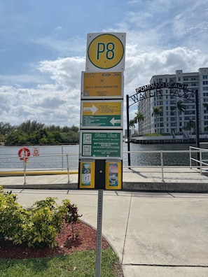 Ein Schild mit dem Code P8, das einen Wassertaxi-Service kennzeichnet und Hinweise zum Scott A. Winters Memorial Park sowie zu nahegelegenen Sehenswürdigkeiten gibt.