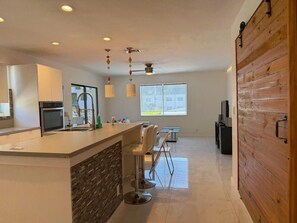 Refrigerador, microondas, parrilla de estufa y cafetera y tetera 