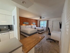 Desk, iron/ironing board, travel cot, WiFi - Poolside Escape, Studio w/ Kitchen & Double Beds#8 (Pompano Beach)