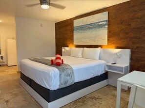 Un dormitorio moderno con cama, mesita de noche y un cuadro en la pared.