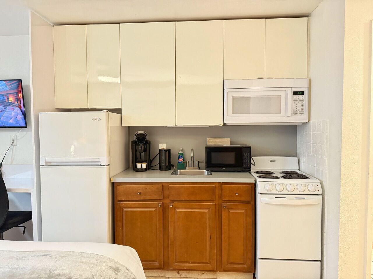 Kühlschrank, Mikrowelle, Herdplatte, Wasserkocher mit Kaffee-/Teezubehör