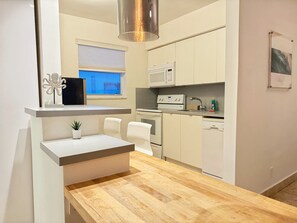 Fridge, microwave, stovetop, coffee/tea maker - Sunny Two-Bed Studio. Prime Pompano Location #20 (Pompano Beach)