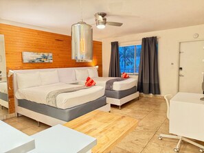 Een bureau, een strijkplank/strijkijzer, reisbedje, wifi