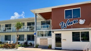 Un bâtiment à deux étages, sur lequel on peut lire l’inscription « Waves », et qui est accessible aux personnes à mobilité réduite.