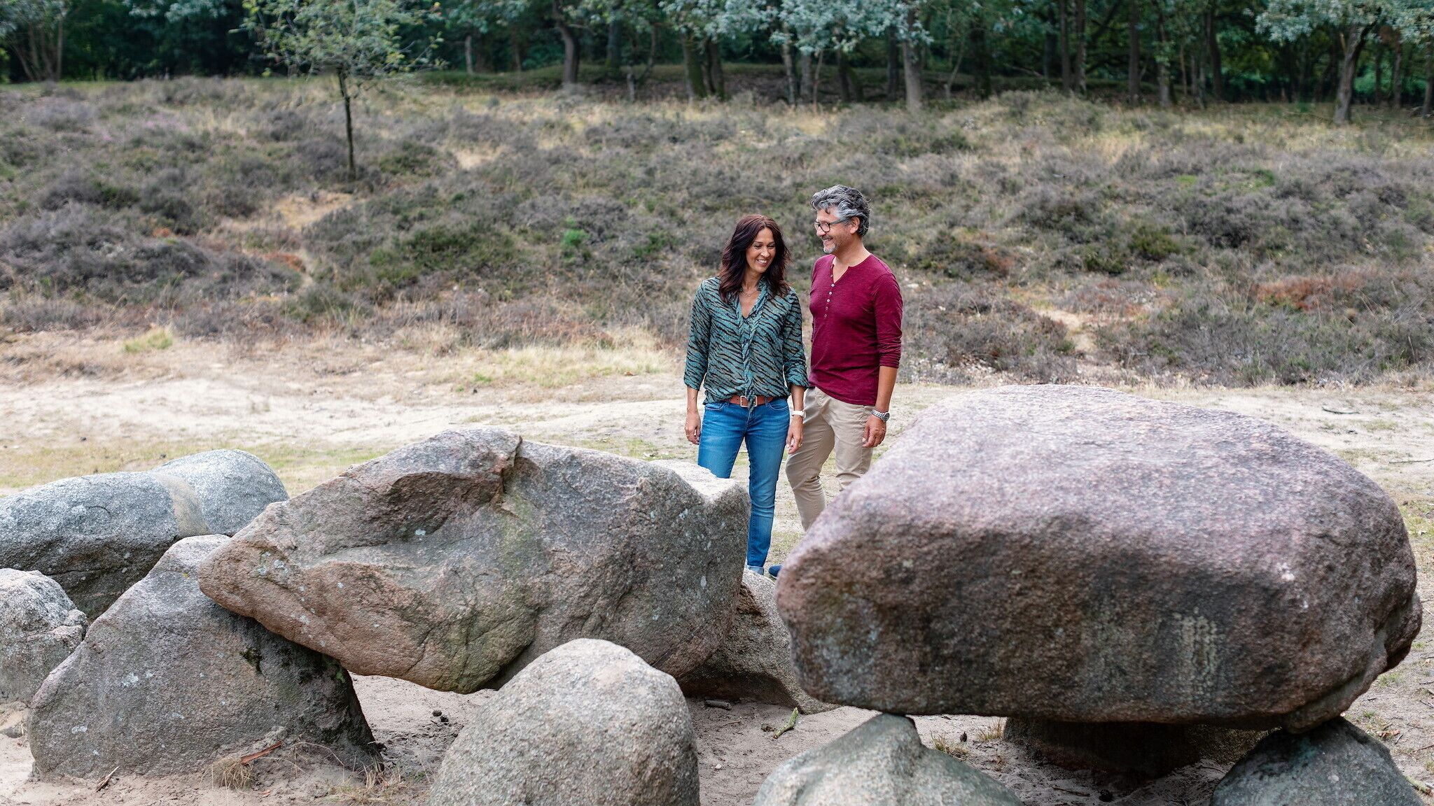 Un entorno natural al aire libre con rocas grandes y vegetación escasa.