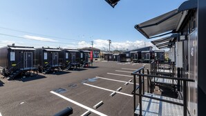 Un parking équipé de toilettes mobiles et d’un espace abrité.