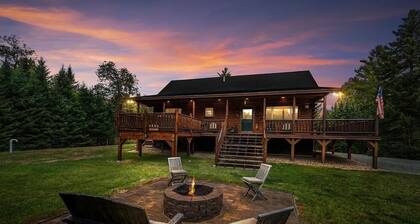7SD Cozy Log Cabin near Bretton Woods with Hot Tub, Firepit, Private Year