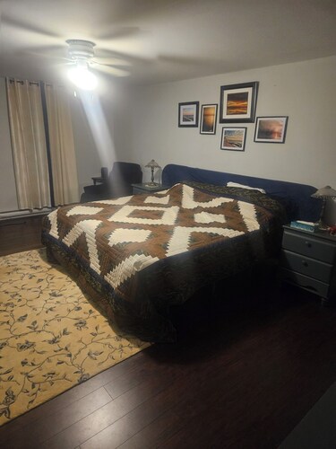 Cottage in the city . 5 min walk to Fanshawe lake. bBking / hiking trails galore