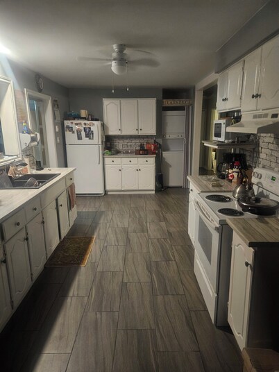 Cottage in the city . 5 min walk to Fanshawe lake. bBking / hiking trails galore