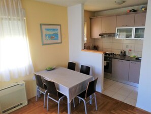 Dining - Zentrale Ferienwohnung mit überdachtem Balkon by Interhome (Crno)