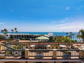 A resort with outdoor seating, palm trees, and a view of the ocean. - The Mara Laguna Beach an AvantStay Hotel (Laguna Beach)
