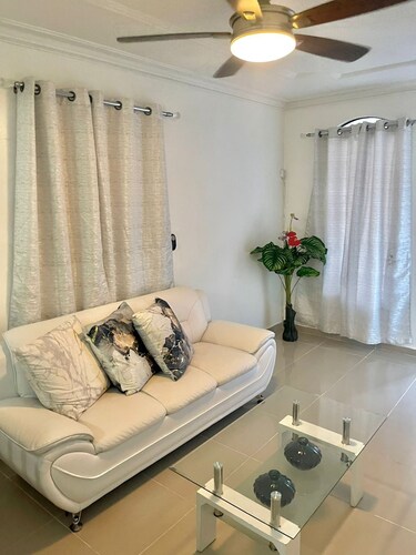 Cozy 2-bedroom house in excellent Santiago de los Caballeros with AC