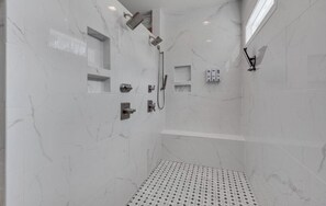 Dusche, Handtücher, Seife, Shampoo