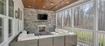 Family Fun - Cozy Movie and Game Room - Huge Yard - Pets