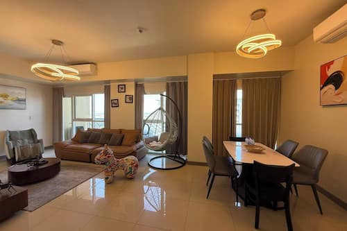Departamento de lujo, para no fumadores, vista a la bahía | Área de sala de estar | Televisión LED de 55 pulgadas con canales digitales