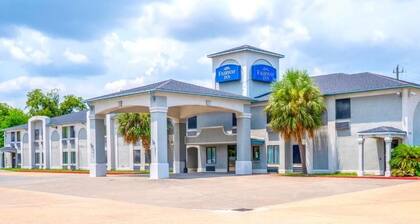 10 Single bedrm hotel with AC in charming LaPorte, tx. We have the lowest rates