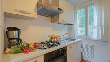 Cafetière/bouilloire, réfrigérateur, micro-ondes, plaque de cuisson