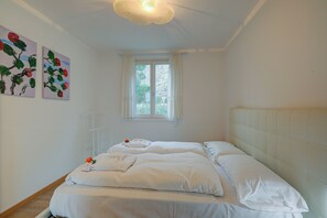 1 bedroom, free WiFi, bed sheets - Torbole Lake Front, Torbole - Arco, Italy (Torbole - Arco)