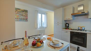 Cafetière/bouilloire, réfrigérateur, micro-ondes, plaque de cuisson