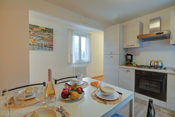 Réfrigérateur, micro-ondes, plaque de cuisson, cafetière/bouilloire