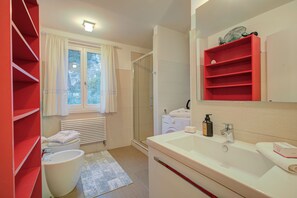 Shower, hair dryer, bidet, towels - Torbole Lake Front, Torbole - Arco, Italy (Torbole - Arco)