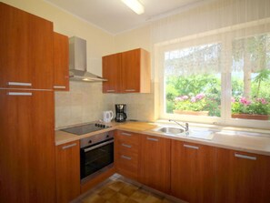 Fridge, microwave, oven, cookware/dishes/utensils - Tino mit Garten in Strandnähe by Interhome (Poreč/Funtana)