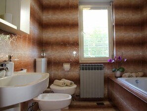 Towels - Tino mit Garten in Strandnähe by Interhome (Poreč/Funtana)
