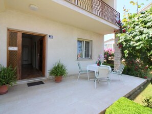 Outdoor dining - Tino mit Garten in Strandnähe by Interhome (Poreč/Funtana)