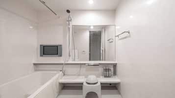 Apartment | Bathroom | Combined shower/tub, free toiletries, hair dryer, slippers