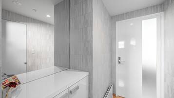 Apartment | Bathroom | Combined shower/tub, free toiletries, hair dryer, slippers