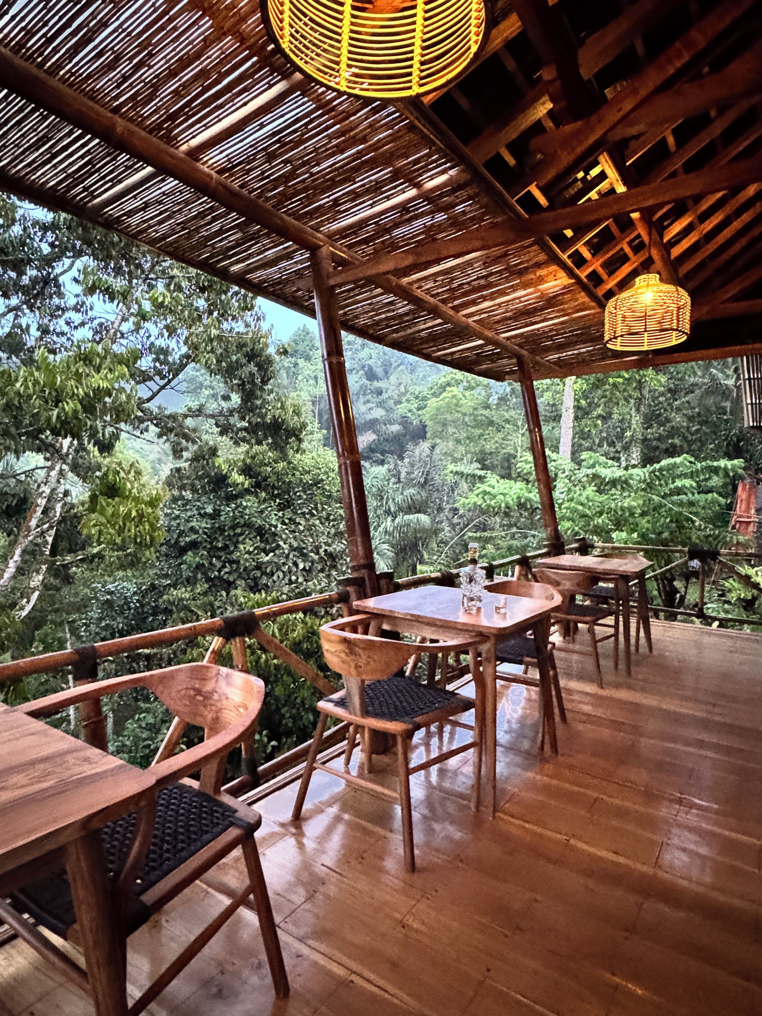 Breakfast, lunch, dinner served; garden views 