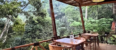 Phục vụ bữa sáng, bữa trưa và bữa tối