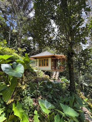 Quarto casal conforto, sacada, vista para o jardim