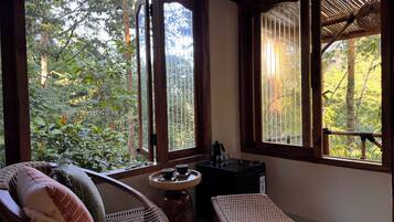 Comfort Double Room, Balcony, Garden View | Living area