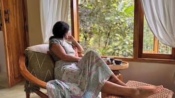 Comfort Double Room, Balcony, Garden View | Living area